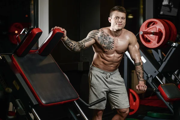 Fuerte y guapo atlético joven tatuaje hombre con músculos — Foto de Stock