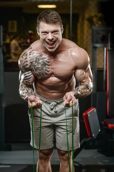 Silný a krásný sportovní mladé tetování muž se svaly — Stock fotografie