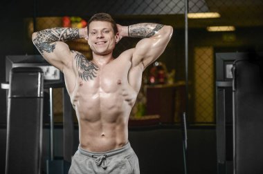 Güçlü ve yakışıklı atletik genç kaslı adam dövme 