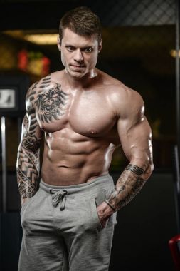 Güçlü ve yakışıklı atletik genç kaslı adam dövme 