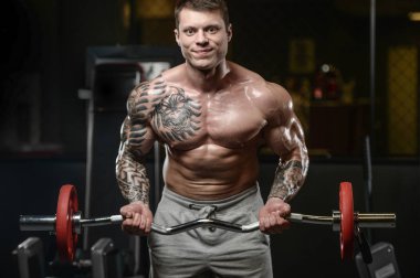 Güçlü ve yakışıklı atletik genç kaslı adam dövme 