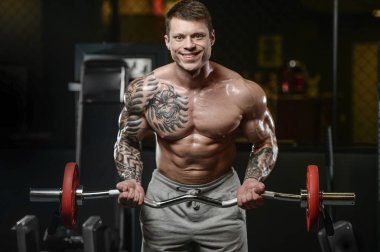 Güçlü ve yakışıklı atletik genç kaslı adam dövme 