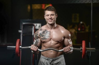 Güçlü ve yakışıklı atletik genç kaslı adam dövme 