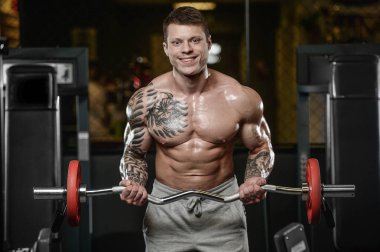 Güçlü ve yakışıklı atletik genç kaslı adam dövme 