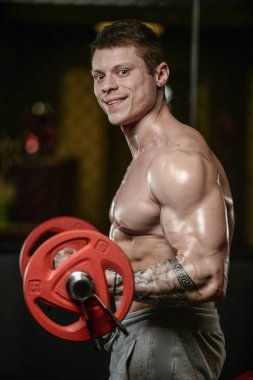 Güçlü ve yakışıklı atletik genç kaslı adam dövme 