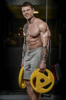 Güçlü ve yakışıklı atletik genç kaslı adam dövme 