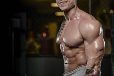 Güçlü ve yakışıklı atletik genç kaslı adam dövme 