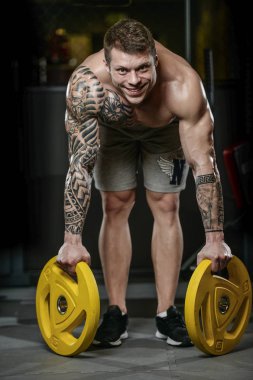 Güçlü ve yakışıklı atletik genç kaslı adam dövme 
