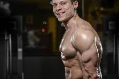 Güçlü ve yakışıklı atletik genç kaslı adam dövme 