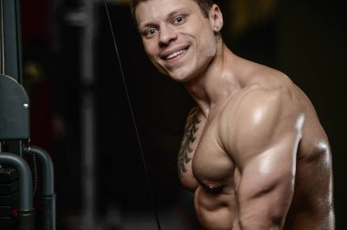 Güçlü ve yakışıklı atletik genç kaslı adam dövme 