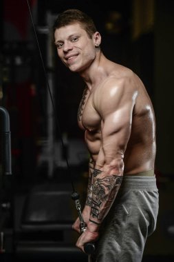 Güçlü ve yakışıklı atletik genç kaslı adam dövme 