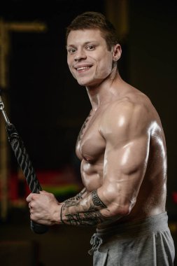 Güçlü ve yakışıklı atletik genç kaslı adam dövme 