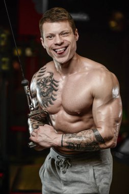 Güçlü ve yakışıklı atletik genç kaslı adam dövme 