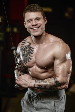 Güçlü ve yakışıklı atletik genç kaslı adam dövme 