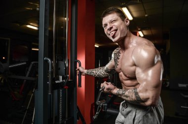 Güçlü ve yakışıklı atletik genç kaslı adam dövme 