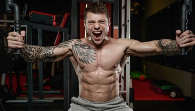 Güçlü ve yakışıklı atletik genç kaslı adam dövme 