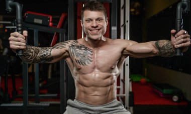 Güçlü ve yakışıklı atletik genç kaslı adam dövme 