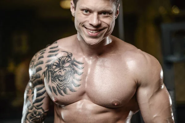 Güçlü ve yakışıklı atletik genç kaslı adam dövme 