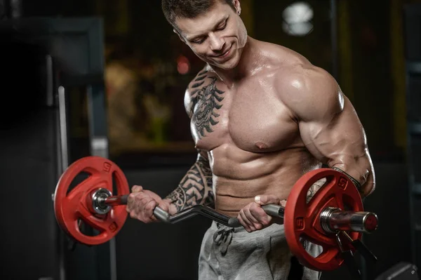 Güçlü ve yakışıklı atletik genç kaslı adam dövme — Stok fotoğraf
