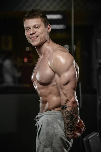 Stark och stilig atletisk ung tatuering man med muskler — Stockfoto