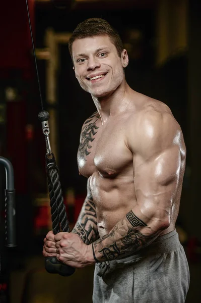 Jeune homme de tatouage sportif fort et beau avec des muscles — Photo