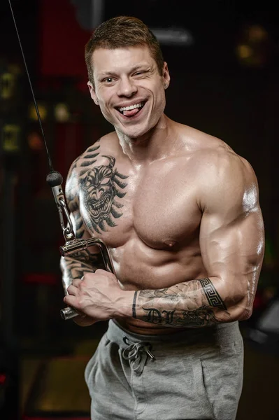 Güçlü ve yakışıklı atletik genç kaslı adam dövme 