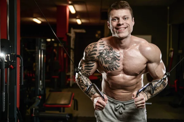 Güçlü ve yakışıklı atletik genç kaslı adam dövme 