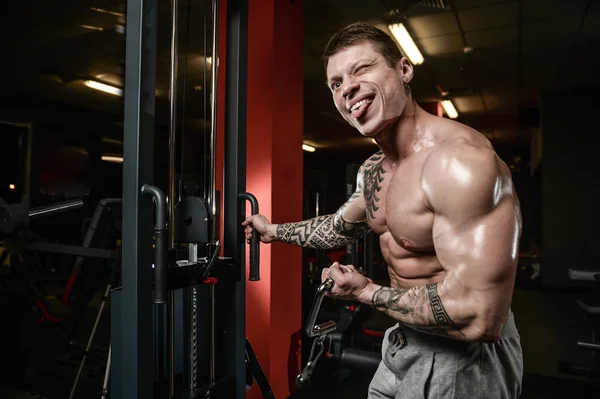 Güçlü ve yakışıklı atletik genç kaslı adam dövme 