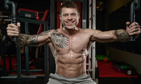 Tatuaj tânăr atletic puternic și frumos, cu mușchi — Fotografie, imagine de stoc