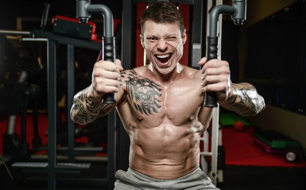 Fuerte y guapo atlético joven tatuaje hombre con músculos — Foto de Stock