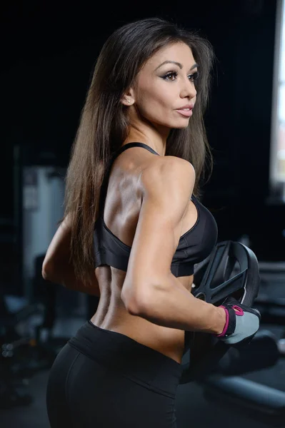 Sexy atlético jovem menina trabalhar fora no ginásio — Fotografia de Stock