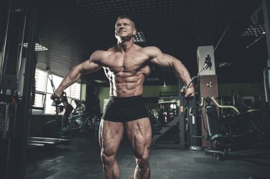 Acımasız beyaz vücut geliştirmeci eğitim sandık içinde jimnastik salonu