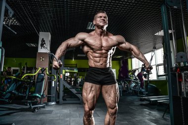 Acımasız beyaz vücut geliştirmeci eğitim sandık içinde jimnastik salonu
