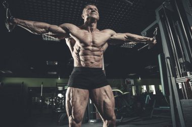 Spor salonunda egzersiz acımasız beyaz vücut geliştirmeci