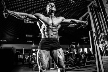 Spor salonunda egzersiz acımasız beyaz vücut geliştirmeci