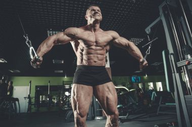 Acımasız beyaz vücut geliştirmeci eğitim sandık içinde jimnastik salonu
