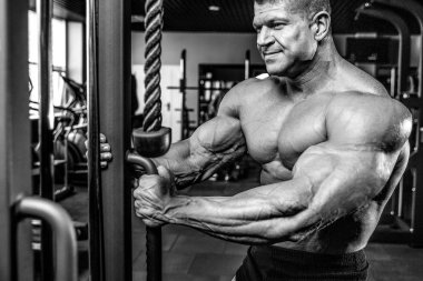 Spor salonunda egzersiz acımasız beyaz vücut geliştirmeci