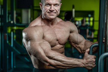 Yakışıklı model genç adam spor salonunda poz