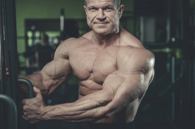 Yakışıklı model genç adam spor salonunda poz