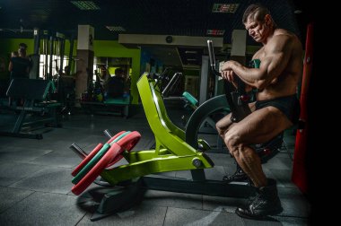 Spor salonunda egzersiz acımasız beyaz vücut geliştirmeci