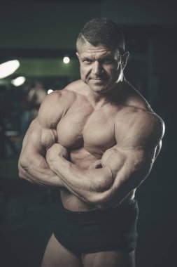 Spor salonunda egzersiz acımasız beyaz vücut geliştirmeci