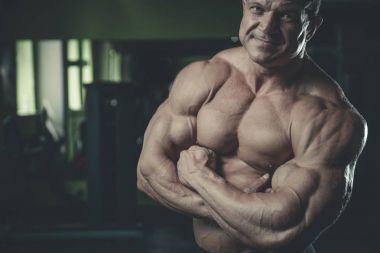 Spor salonunda egzersiz acımasız beyaz vücut geliştirmeci