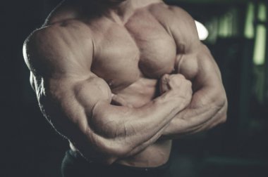 Spor salonunda egzersiz acımasız beyaz vücut geliştirmeci