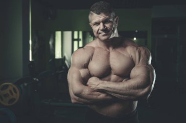 Spor salonunda egzersiz acımasız beyaz vücut geliştirmeci