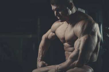 Spor salonunda egzersiz acımasız beyaz vücut geliştirmeci