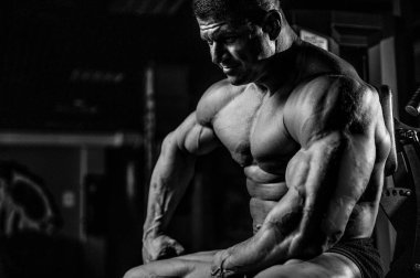 Spor salonunda egzersiz acımasız beyaz vücut geliştirmeci