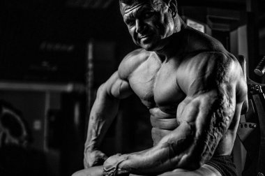 Spor salonunda egzersiz acımasız beyaz vücut geliştirmeci