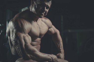 Spor salonunda egzersiz acımasız beyaz vücut geliştirmeci