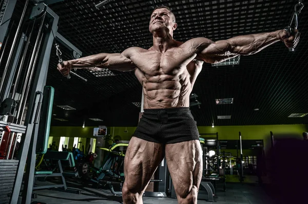 Acımasız beyaz vücut geliştirmeci eğitim sandık içinde jimnastik salonu