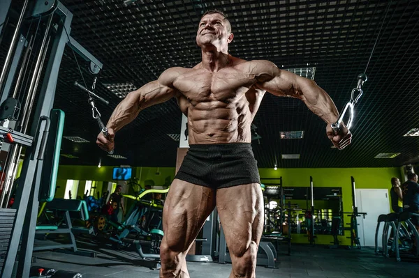 Acımasız beyaz vücut geliştirmeci eğitim sandık içinde jimnastik salonu